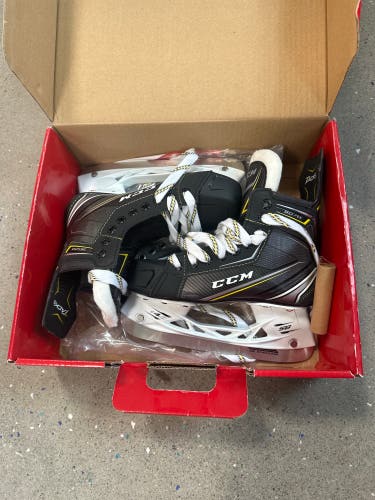 New Junior CCM Regular Width   Size 3.5 Tacks 9070 Hockey Skates