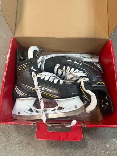 New Intermediate CCM Regular Width   Size 4 Tacks 9070 Hockey Skates