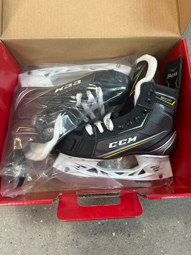 New Intermediate CCM Regular Width   Size 4.5 Tacks 9070 Hockey Skates