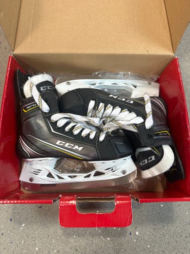 New Intermediate CCM Regular Width   Size 5 Tacks 9070 Hockey Skates