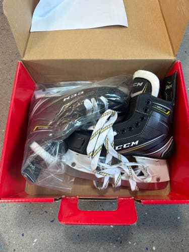 New Junior CCM Regular Width   Size 3 Tacks 9070 Hockey Skates