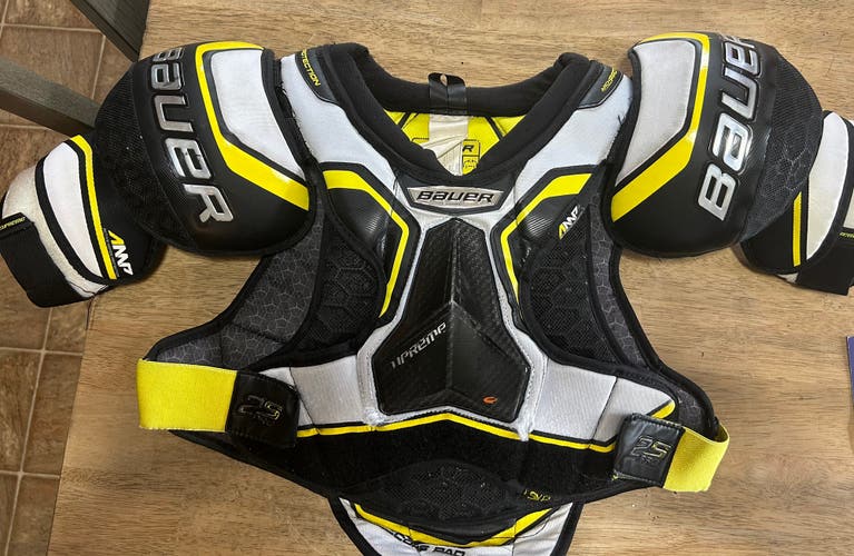Used Small Bauer Supreme 2S Pro Shoulder Pads
