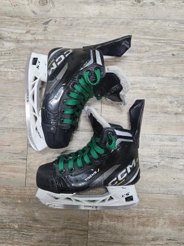 Used Junior CCM Tacks AS580 Hockey Skates Regular Width Size 2.5