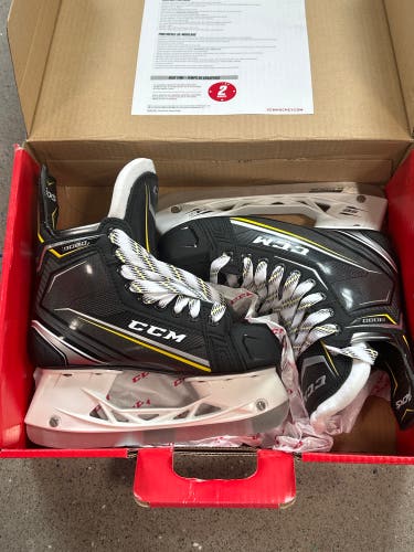 New Intermediate CCM Regular Width   Size 4 Tacks 9080 Hockey Skates