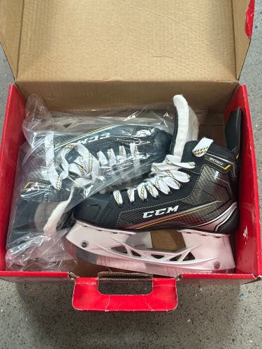 New Intermediate CCM Regular Width  Size 5 Tacks 9060 Hockey Skates