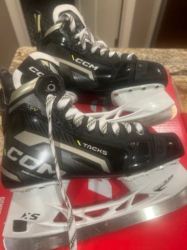 Used Senior CCM Regular Width 7 AS-V Hockey Skates