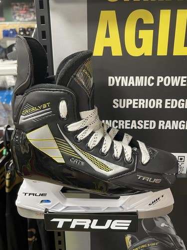 New Intermediate True Catalyst 5 Hockey Skates Regular Width Size 4.5