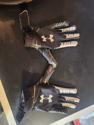 Used Large Youth Under Armour Gloves