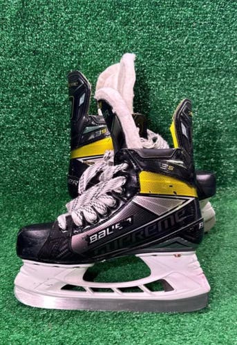 Used Intermediate Bauer Regular Width Size 4 Supreme 3S Hockey Skates