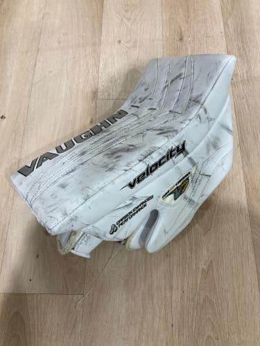 White Used Intermediate Vaughn Velocity V7 XF Goalie Gloves & Blockers Regular