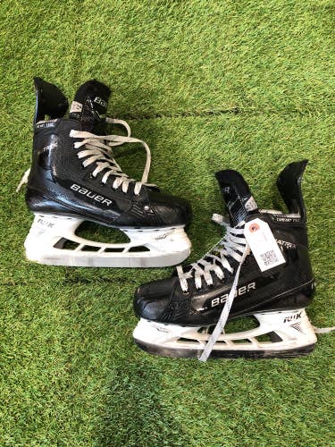 Used Senior Bauer Supreme Matrix Hockey Skates 7.5