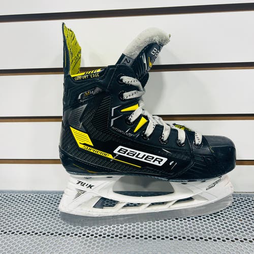 Used Junior Bauer Regular Width Size 2.5 Supreme M4 Hockey Skates