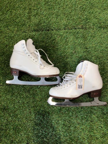 White Used Riedell 121 Wide Figure Skates Adult 6