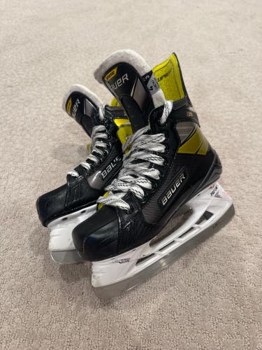 Used Intermediate Bauer Regular Width Size 4 Supreme 3S Hockey Skates