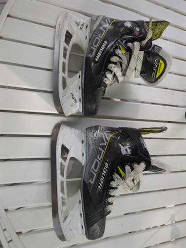 Used Junior Bauer Vapor 3X Hockey Skates Regular Width Size 3.5