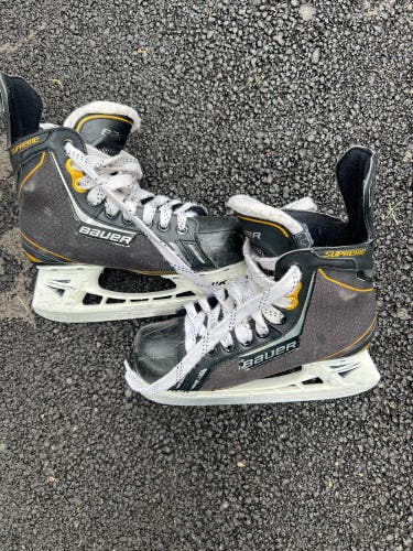 Like New! Junior Bauer Regular Width Size 4 Supreme One.5 Hockey Skates