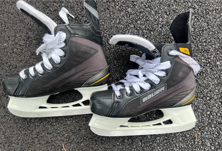 Used Junior Bauer Regular Width Size 3 Supreme 140 Hockey Skates