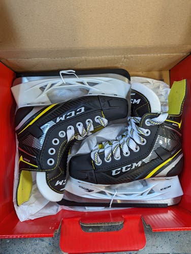 New Junior CCM Regular Width  Size 1 Super Tacks 9360 Hockey Skates