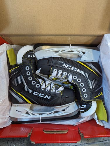 New Junior CCM Regular Width  Size 2 Super Tacks 9360 Hockey Skates