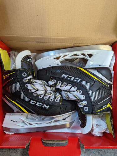 New Junior CCM Regular Width  Size 3 Super Tacks 9360 Hockey Skates