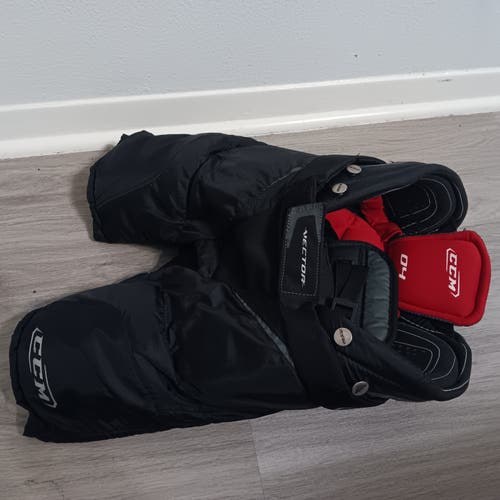 Used Intermediate Medium Hockey Pants 24"-26" / 4'6"-4'10"