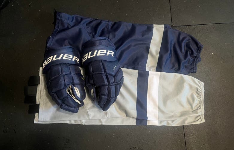 Bauer supreme ultrasonic 14” gloves w 2 pr matching socks