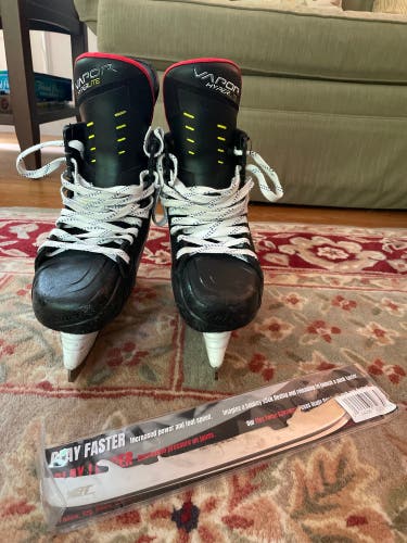 Used Senior Bauer 7.5 Vapor Hyperlite Hockey Skates With Flare And BT Steel Included