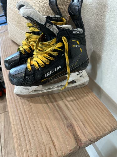 Bauer M5 pro Junior skate Size 3