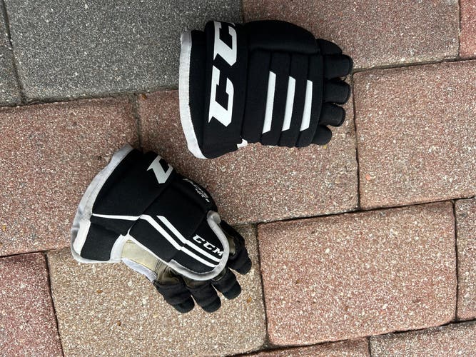 CCM Tacks 4R2 gloves