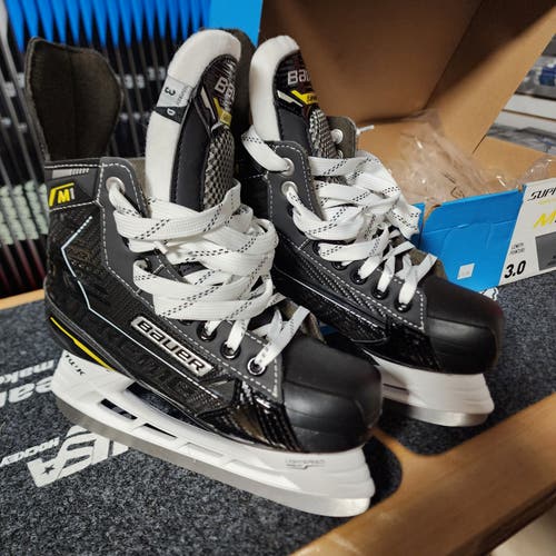 New Junior Bauer Supreme M1 Hockey Skates Regular Width Size 3