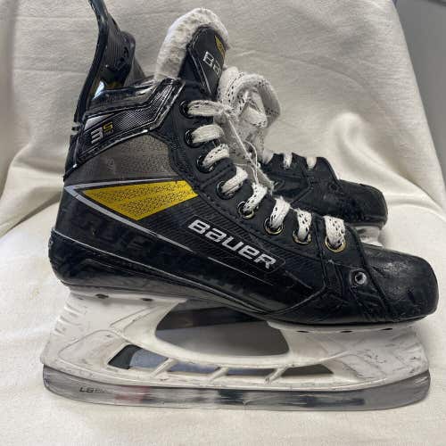 Junior size 4 1/2 Bauer supreme 3S PRO ice hockey skates