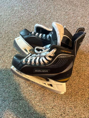 Used Junior Bauer Regular Width 8.5 Supreme Hockey Skates