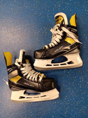 New Junior Bauer Supreme S37 Hockey Skates Size 5