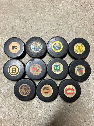 1980 Viceroy NHL Hockey Pucks (11)