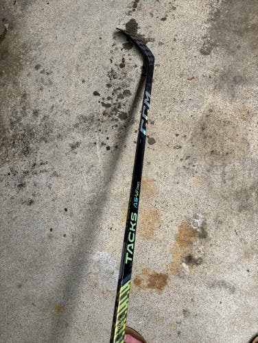 New CCM Right Handed P28 Tacks AS-VI PRO Hockey Stick
