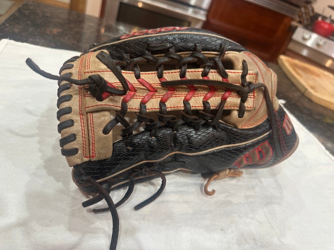 Used Wilson Left Hand Throw Outfield A2000 Baseball Glove 12.25"