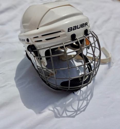 Bauer True Vision FM2100 Junior Hockey Helmet with cage and straps White Jr/Jr