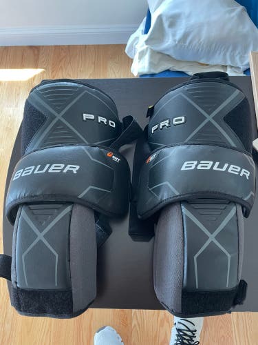 Bauer Pro goalie knee guards/pads Senior
