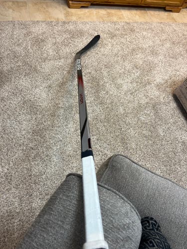 Used Senior Bauer Right Handed P28  Vapor Team Hockey Stick