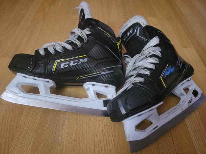 Used Junior CCM Super Tacks 9370 Hockey Goalie Skates Regular Width Size 2.5