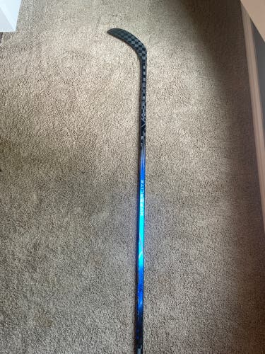 Used Senior Bauer Right Handed P28 Pro Stock Vapor Hyperlite 2 Hockey Stick