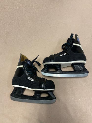 Used Junior Bauer Supreme 90 Hockey Skates 5