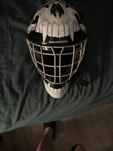 Vaughn VM7400 Jr. Goalie Mask - Skull