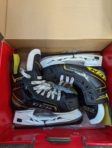 New Junior CCM Regular Width  Size 2 Super Tacks 9370 Hockey Skates