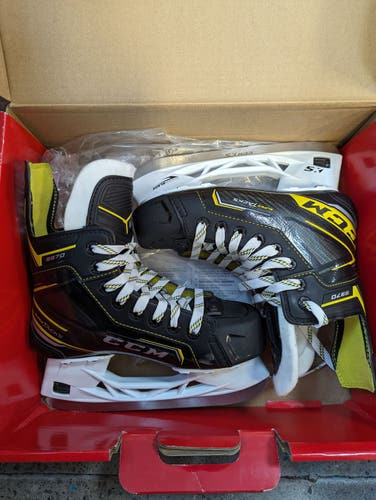 New Junior CCM Regular Width  Size 4 Super Tacks 9370 Hockey Skates