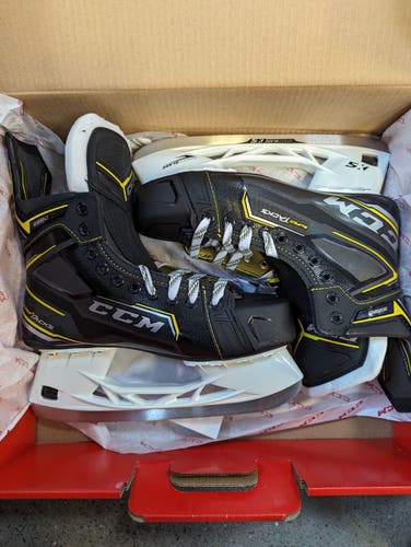 New Intermediate CCM Regular Width  Size 4 Super Tacks 9380 Hockey Skates