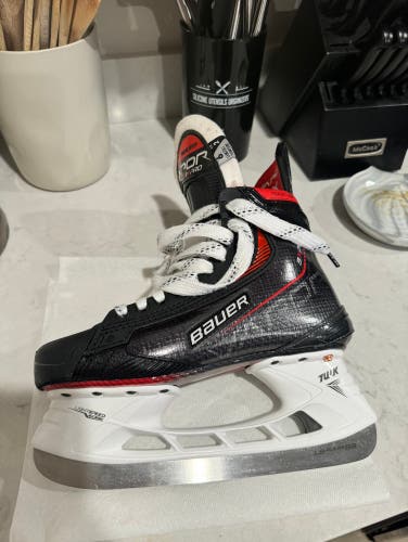 Used Senior Bauer Regular Width Size 6 Vapor 3X Pro Hockey Skates