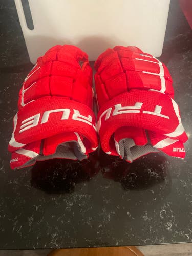 True XC9 Hockey Gloves Red Size 14”