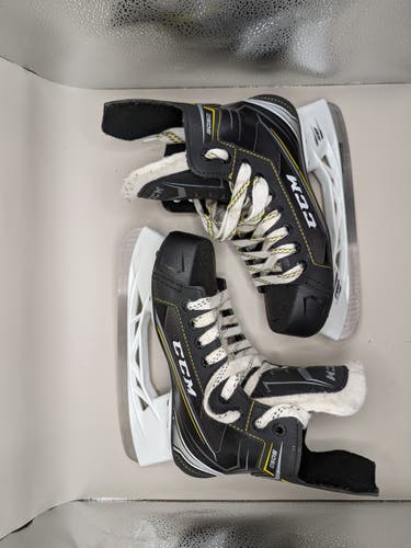 Used Intermediate CCM Tacks 9050 Hockey Skates Regular Width Size 5