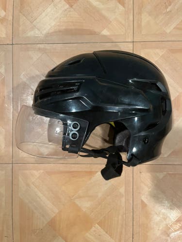 New Medium Bauer Pro Stock Re-Akt Helmet